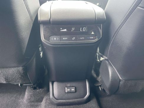 Used 2023 Toyota Highlander XLE image 14