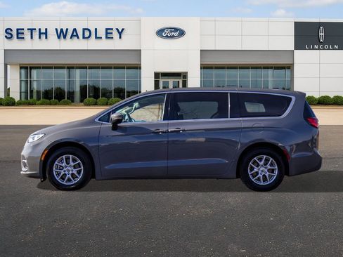 Used 2023 Chrysler Pacifica Touring-L image 4