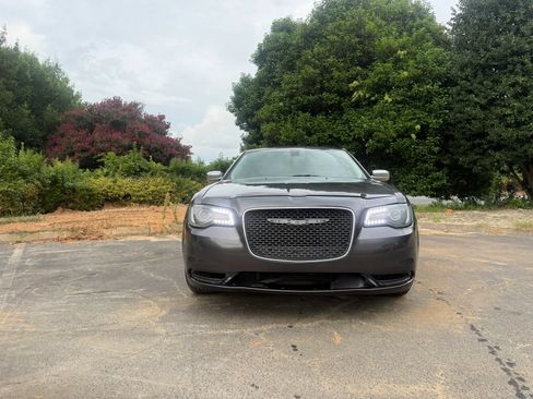 Used 2018 Chrysler 300 Limited AWD/4WD image 2