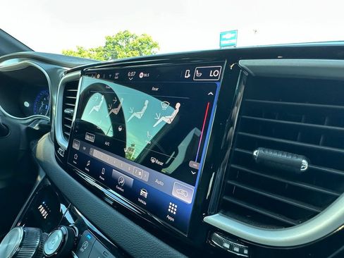 Used 2025 Chrysler Pacifica Select FWD image 18