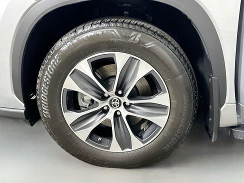 Certified 2024 Toyota Highlander XLE image 31