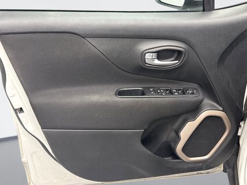 Used 2017 Jeep Renegade Latitude image 9