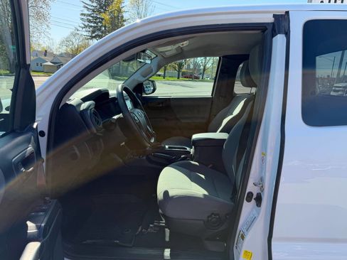 Used 2019 Toyota Tacoma SR AWD/4WD image 9