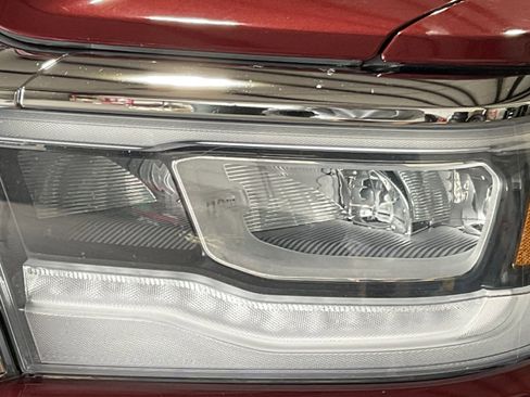 Used 2019 RAM 1500 Laramie AWD/4WD image 10