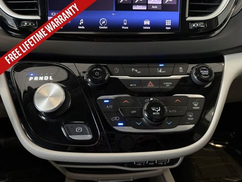 Used 2023 Chrysler Pacifica Touring-L FWD image 41