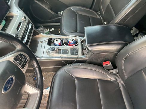 Used 2022 Ford Explorer XLT w/ Equipment Group 202A image 10