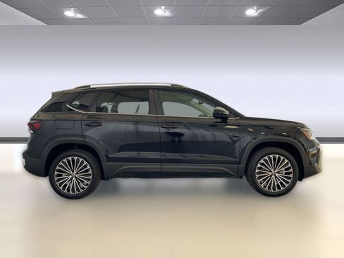 New 2026 Volkswagen Taos SE image 8
