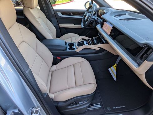 Used 2025 Porsche Cayenne image 24