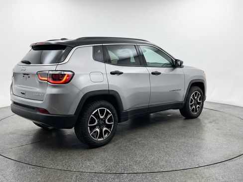 Used 2025 Jeep Compass Trailhawk AWD/4WD image 9