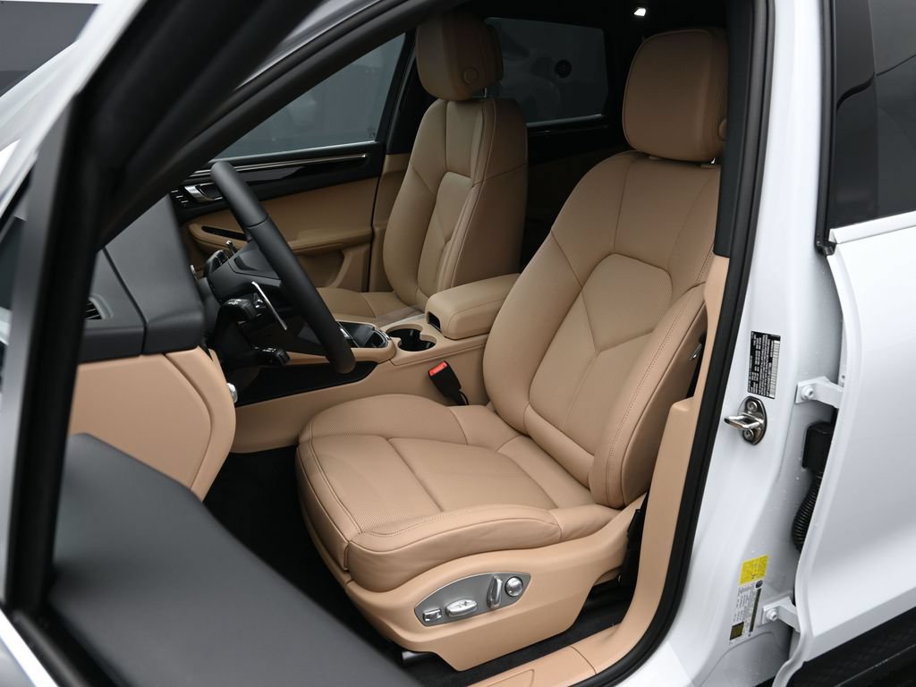 Certified 2026 Porsche Macan AWD/4WD image 5