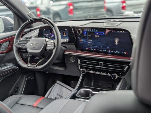 Used 2025 Chevrolet Traverse RS image 15