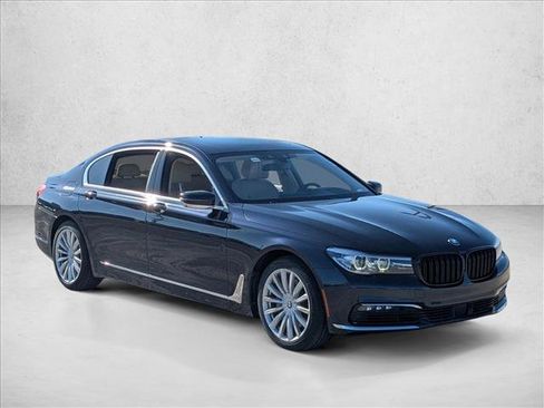 Used 2018 BMW 740i image 3