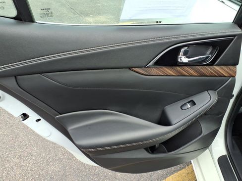 Used 2016 Nissan Maxima Platinum w/ Interior Lighting Package FWD image 9