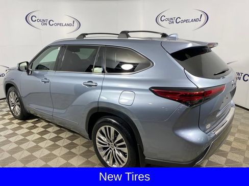 Used 2023 Toyota Highlander Platinum AWD/4WD image 4