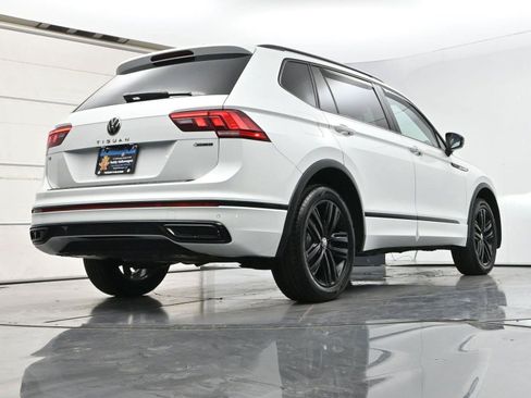 Certified 2022 Volkswagen Tiguan SE R-Line AWD/4WD image 36