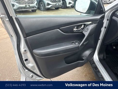 Used 2018 Nissan Rogue SV image 21