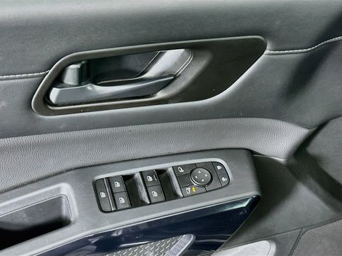 Used 2025 Nissan Pathfinder SV FWD image 15
