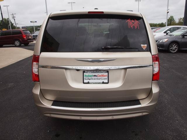 Used 2013 Chrysler Town & Country Touring-L w/ Entertainment Group #2 FWD image 2