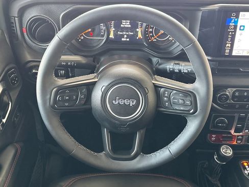 Used 2025 Jeep Wrangler Unlimited Rubicon AWD/4WD image 24