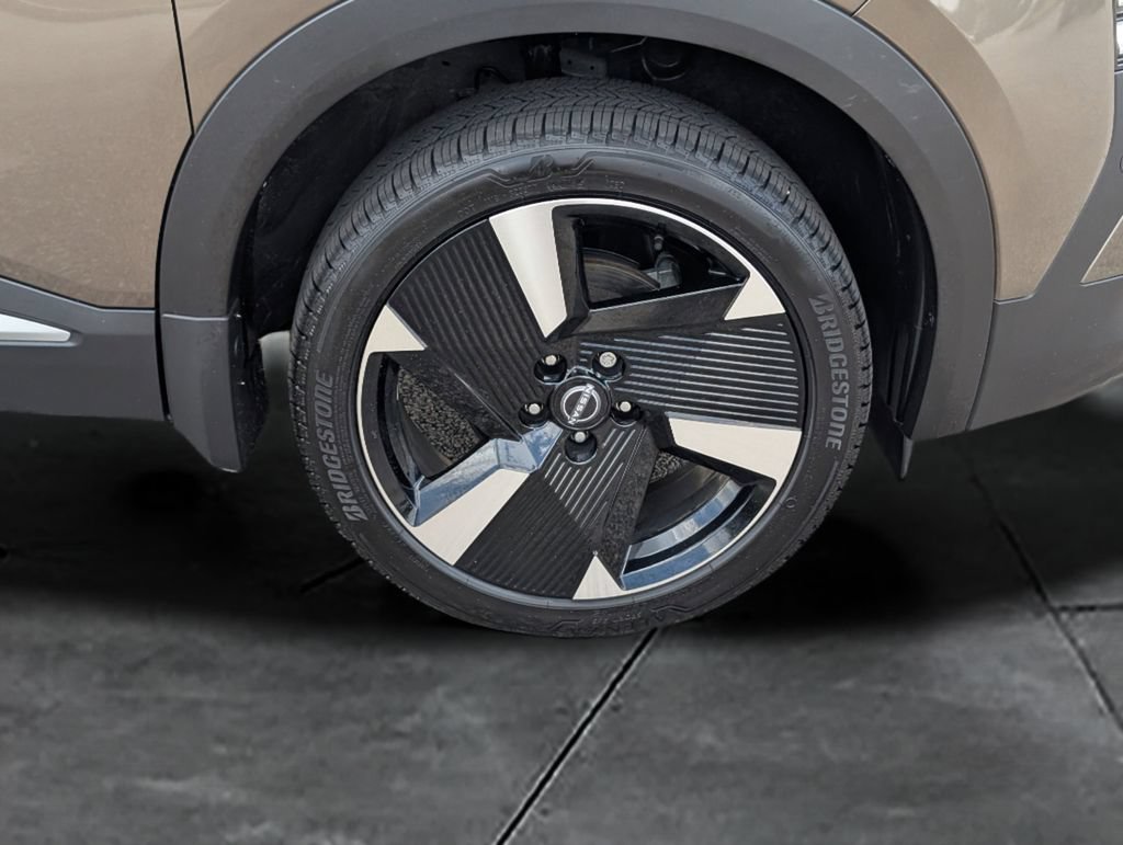 Certified 2025 Nissan Kicks SR FWD image 11