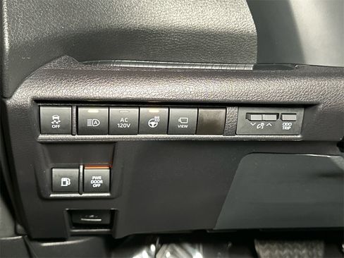 Used 2025 Toyota Sienna Platinum image 23