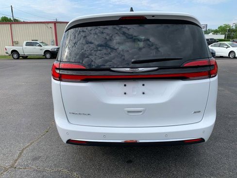 Used 2024 Chrysler Pacifica Touring-L AWD/4WD image 13