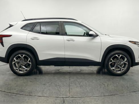 Used 2025 Chevrolet Trax LT FWD image 11