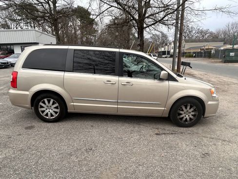Used 2016 Chrysler Town & Country Touring image 5