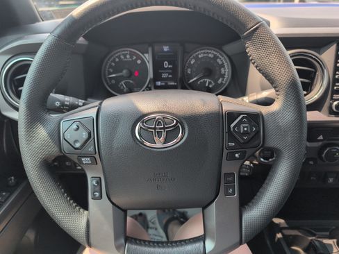 Used 2023 Toyota Tacoma TRD Off-Road w/ TRD Premium Off Road Package AWD/4WD image 18