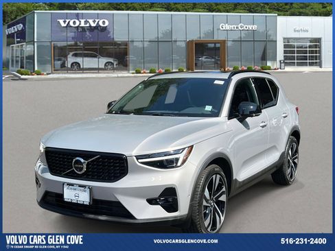 Used 2025 Volvo XC40 B5 Ultra w/ Climate Package image 2