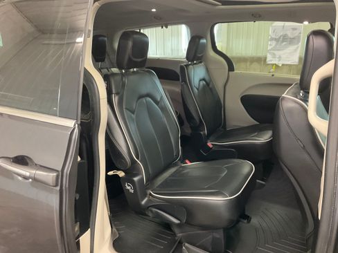 Used 2022 Chrysler Pacifica Limited AWD/4WD image 27