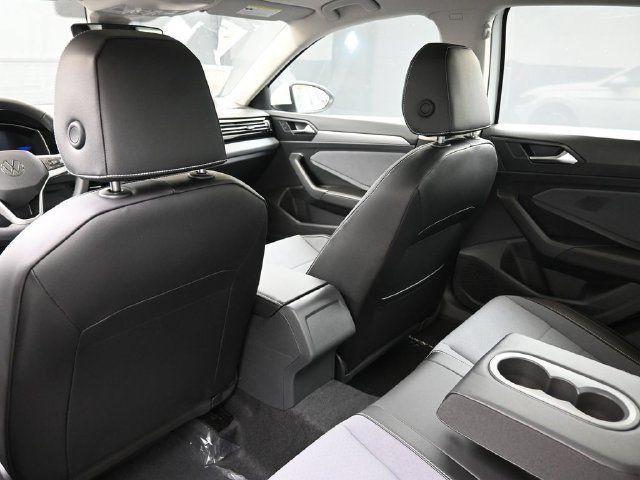 Used 2026 Volkswagen Jetta SE FWD image 19