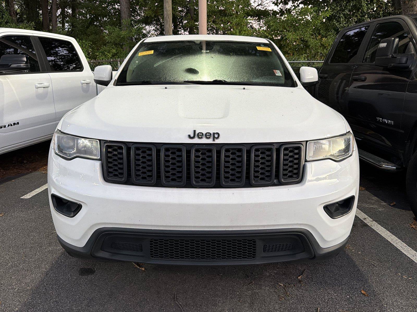 Used 2020 Jeep Grand Cherokee Laredo RWD image 2