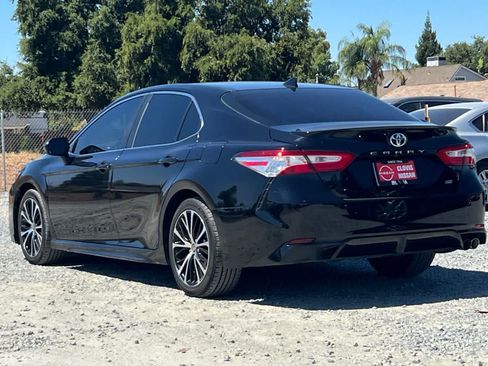 Used 2020 Toyota Camry SE w/ Carpet Mat Package FWD image 7
