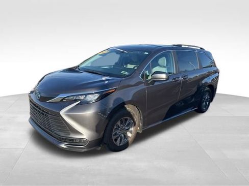 Used 2025 Toyota Sienna LE image 2