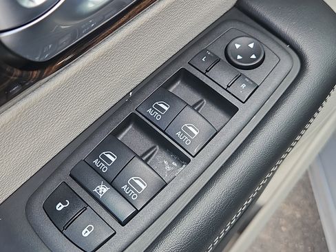 Used 2022 Chrysler Pacifica Limited AWD/4WD image 21