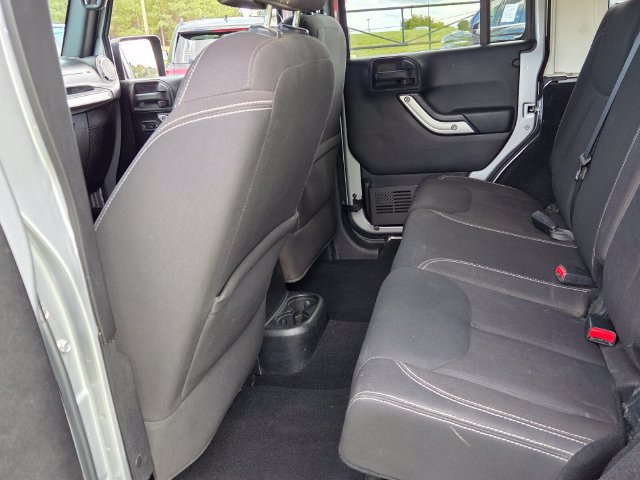 Used 2015 Jeep Wrangler Unlimited Rubicon w/ Connectivity Group AWD/4WD image 8