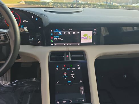 Used 2021 Porsche Taycan image 20