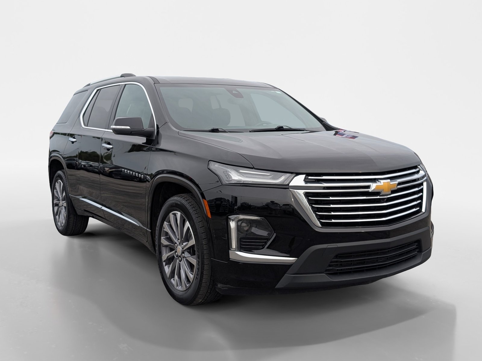 Used 2023 Chevrolet Traverse Premier FWD image 2
