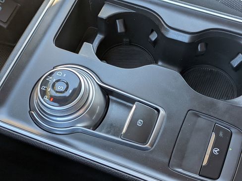 Used 2021 Ford Edge SE image 18