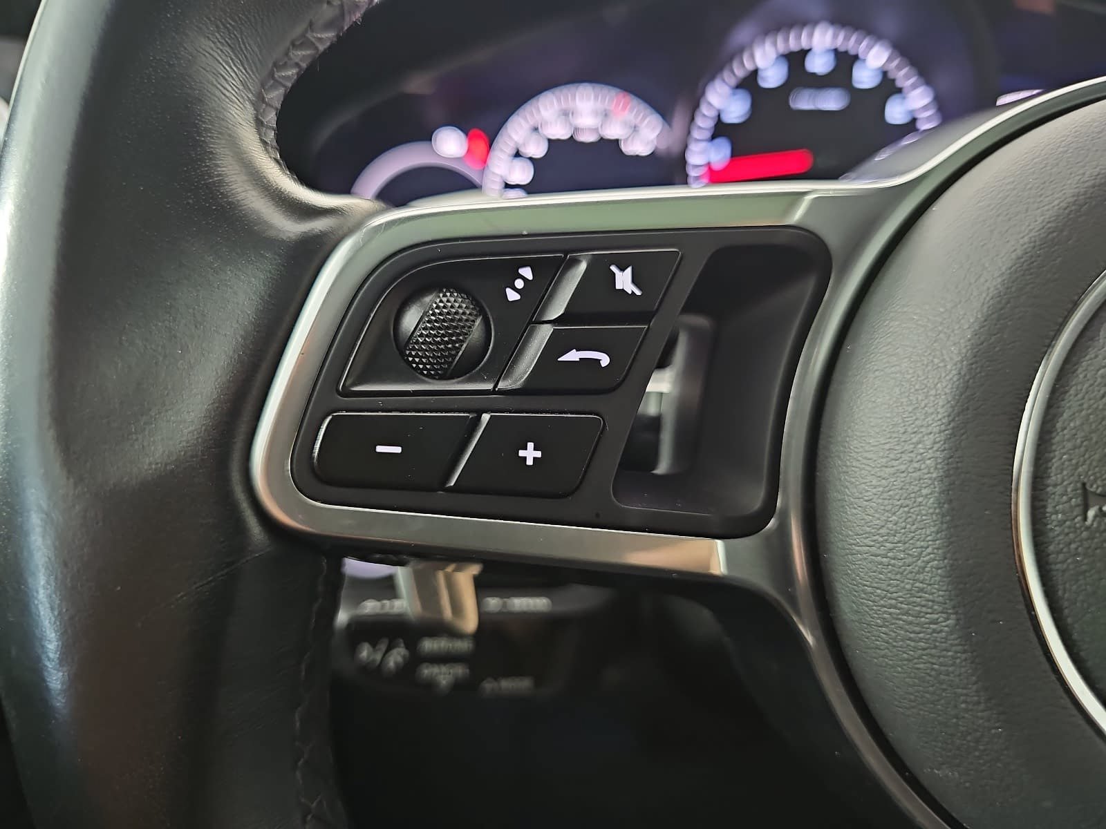 Used 2022 Porsche Cayenne Platinum Edition AWD/4WD image 17