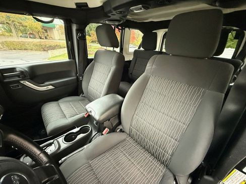 Used 2011 Jeep Wrangler Unlimited Rubicon w/ Connectivity Group image 15