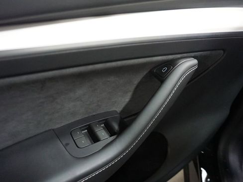 Used 2023 Tesla Model Y Performance image 4