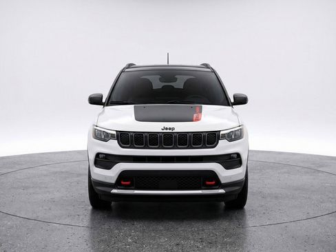 Used 2025 Jeep Compass Trailhawk image 2
