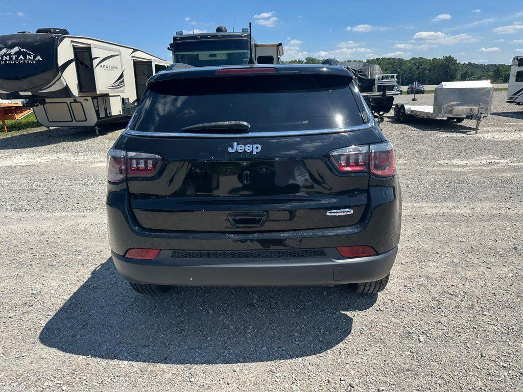 Used 2019 Jeep Compass Latitude w/ Popular Equipment Group FWD image 4