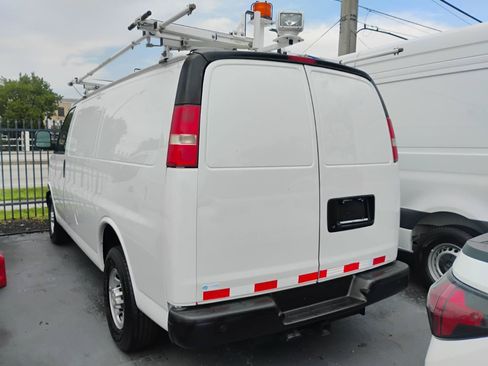 Used 2018 Chevrolet Express 2500 w/ Driver Convenience Package RWD image 4
