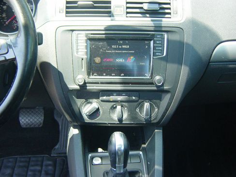 Used 2017 Volkswagen Jetta SE image 8