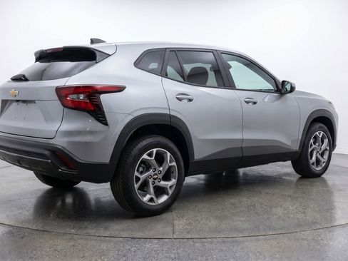 Used 2025 Chevrolet Trax LT FWD image 9