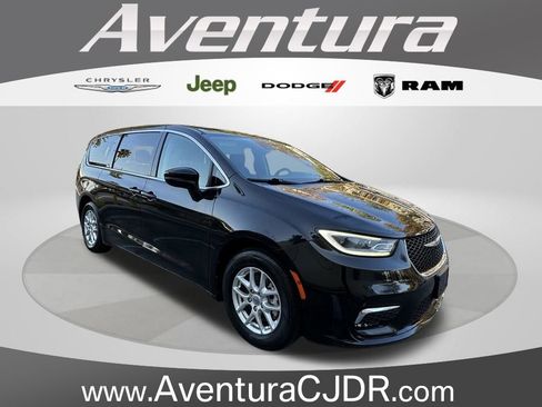 Certified 2023 Chrysler Pacifica Touring-L FWD image 1