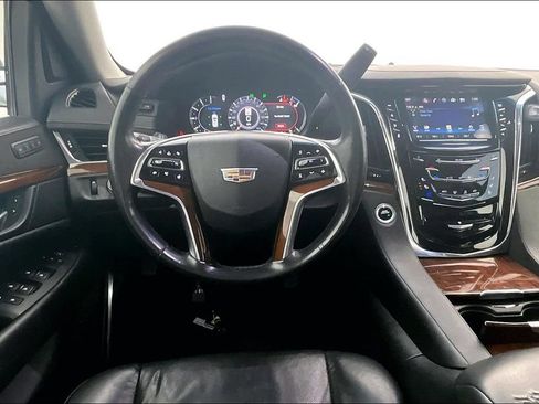 Used 2018 Cadillac Escalade Luxury AWD/4WD image 6